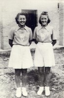 Las hermanas Gabi y Emilia Bonilla. Practicaban el atletimso, jugaban en el equipo de baloncesto y eran magnficas en el tenis