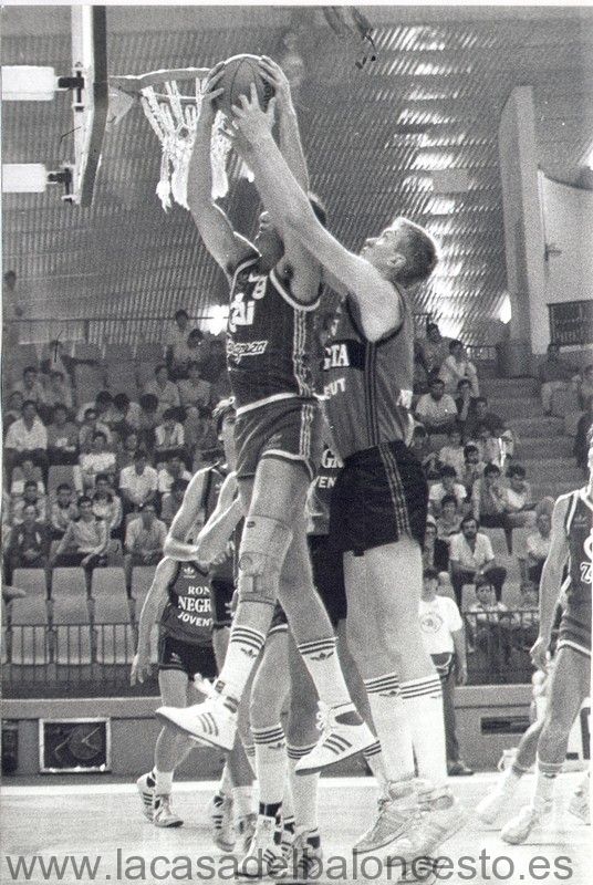 Paco Zapata y Carlos Ruf luchan por un rebote durante el Campeonato de Espaa Junior celebrado en Zaragoza