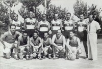 Veteranos de baloncesto en el homenaje a 'Jess Moreno'  De pie: P. Las Heras, A. Burrull, J. Moreno, A. de Val, C. Chausson, Lores y D. medrano<br>  Abajo: Domnguez, Peir, I. Romeo, M. Serrano, Pot