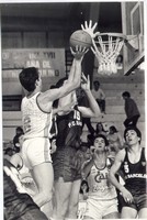 Ruiz Lorente entrando a canasta con Paco Zapata al rebote