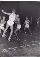 Partido amistoso con Jorge Guilln entrando a canasta y defendiendo Ignacio Pinedo (n 3). A la izquierda, al fondo Francisco Almazn; a la derecha Emilio Botn bajando a defender.