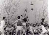 Emiliano Rodrguez atento al salto inicial al fondo. 