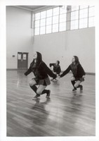 Actuacin de las Cheerleaders de la Base Americana durante el partido amistoso.